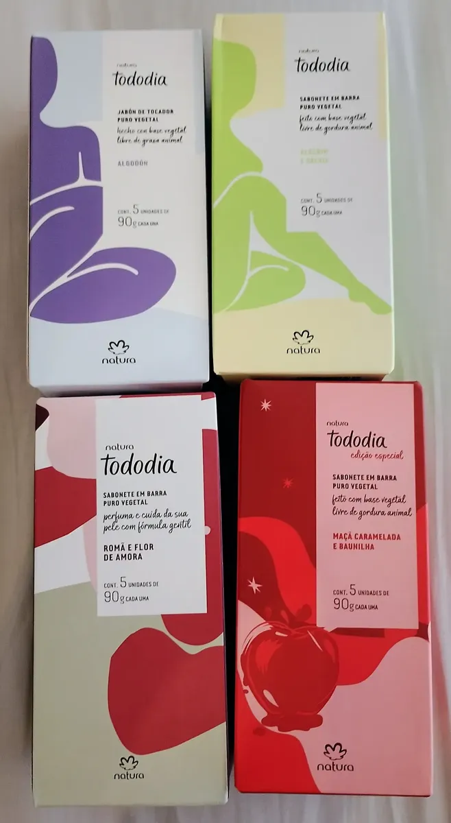 Quatro caixas de sabonete Natura Tododia sobre um lençol branco